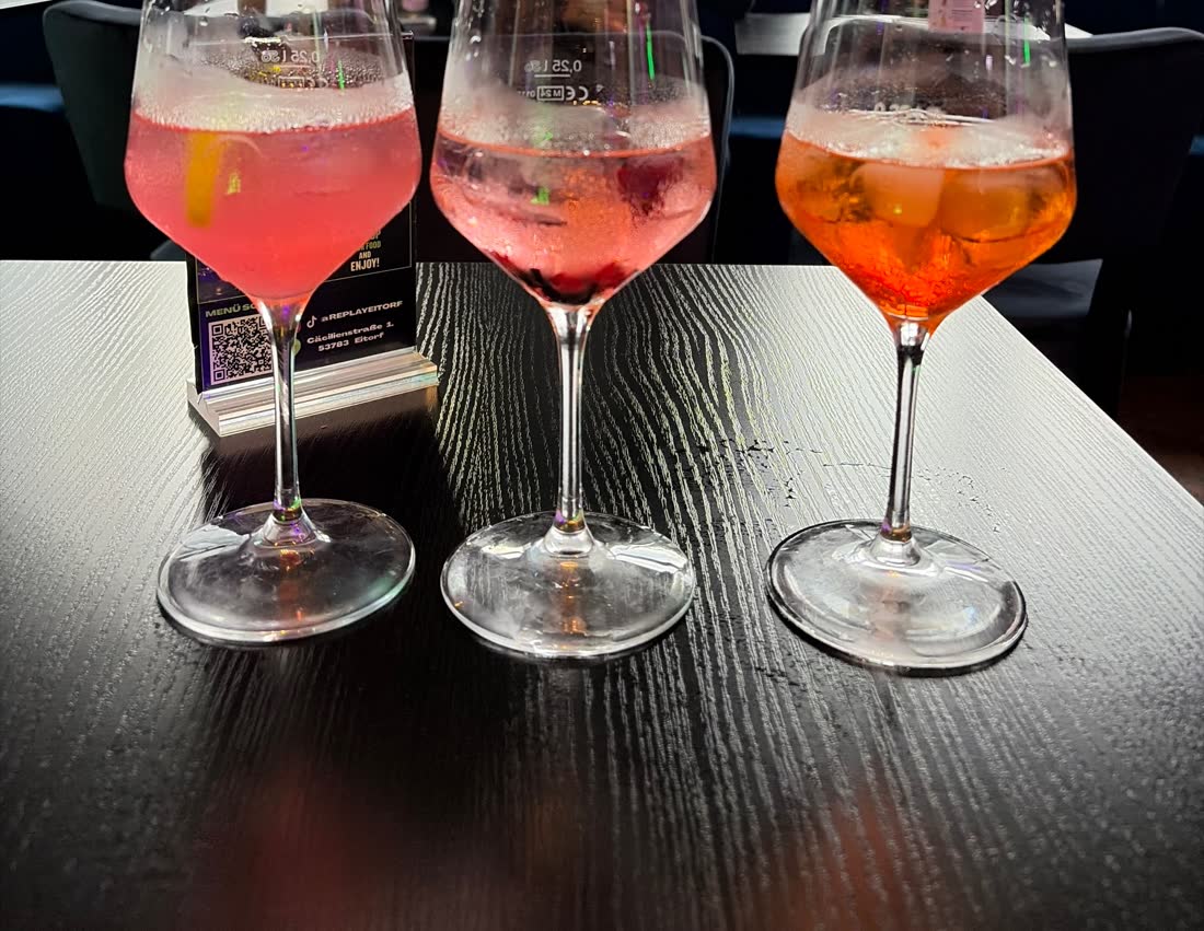 Drei Spritz-Cocktails auf dem Tisch