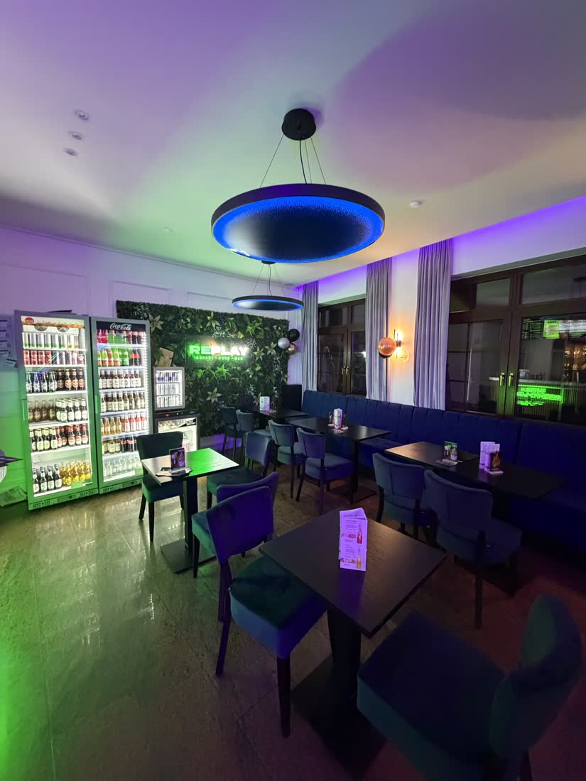 Gastraum im Replay am Abend mit Neonlicht
