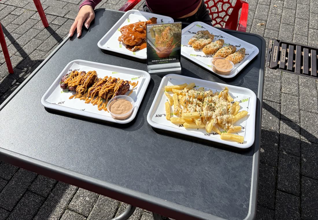 Tenders, Wings und Pommes auf der Terrasse